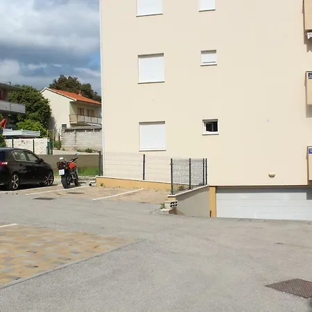 Daire Albatros With Private Garden,trogir Trogir