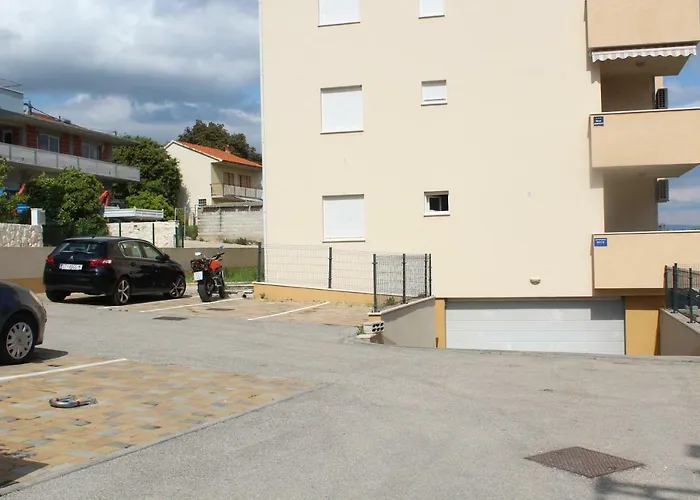Lejlighed Albatros With Private Garden,trogir Trogir